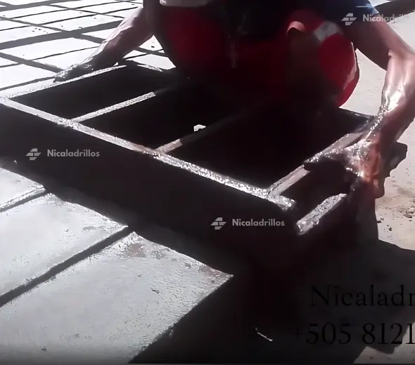 Moldeado de ladrillos de barro con gradillas de madera en el taller de Nicaladrillos, La Paz Centro.