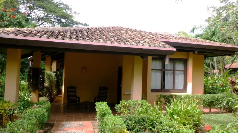 Bungalows del Hotel Montelimar techados con tejas de barro de Nicaraladrillos